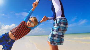 Baba ve oğul yaz sahilde oynarken