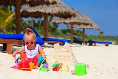 Sandcastle yaz sahilde bina sevimli küçük kız