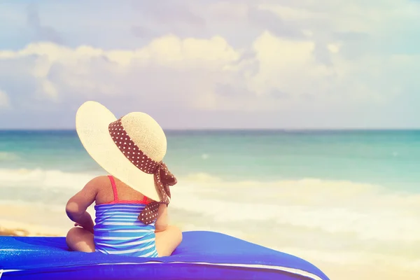 Bambina in grande cappello sulla spiaggia estiva — Foto Stock