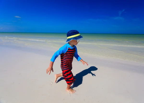 Mały chłopiec cieszyć się działa na lato plaża — Zdjęcie stockowe