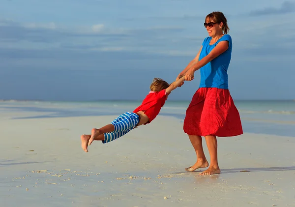 Matka i syn gra na plaży latem — Zdjęcie stockowe