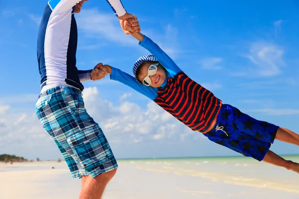 Vader en zoon spelen op zomer strand — Stockfoto