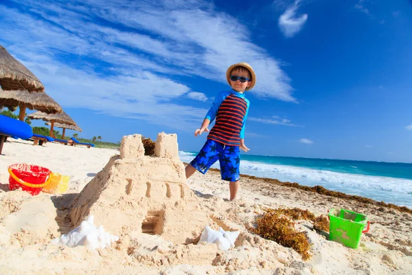 Malý chlapec, budování hrad z písku na tropické pláži — Stock fotografie