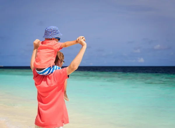 Familia feliz en vacaciones de mar — Foto de Stock