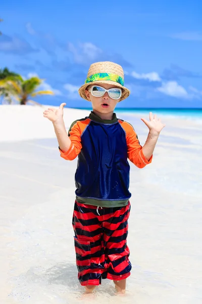 Menino se divertindo em férias na praia — Fotografia de Stock