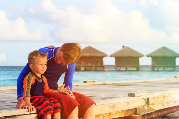 Père et fils en vacances tropicales — Photo