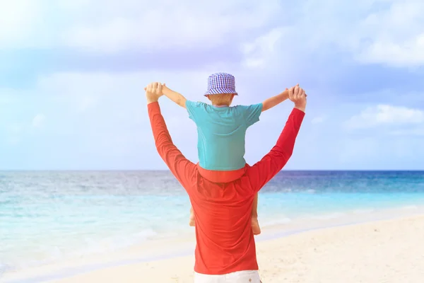 Gelukkige familie op zee vakantie — Stockfoto