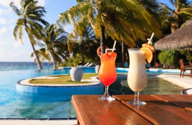 İki kokteyl tropikal tatil