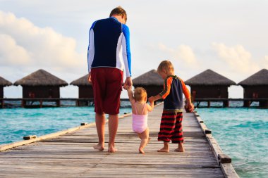 babası ile tropikal tatil yürüme çocuklar