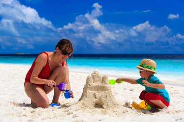 Anne ve oğlu kale sahilde