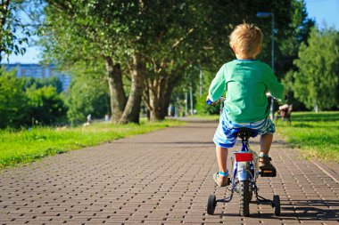 küçük çocuk binicilik bisiklet park