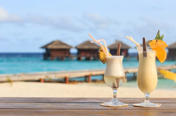 Dos cócteles en la playa tropical — Foto de Stock