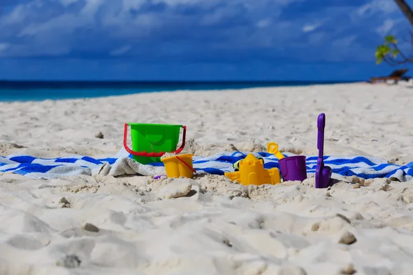Děti hračky na tropické pláži — Stock fotografie