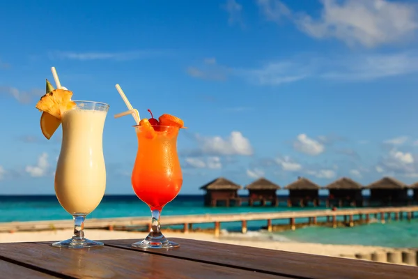 Два коктейля на тропическом пляже — стоковое фото