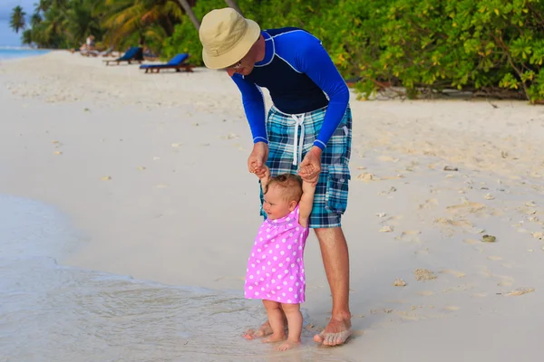 Pai e filha caminhando na praia — Fotografia de Stock
