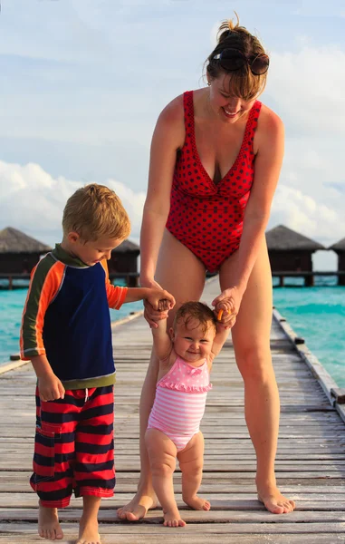 Madre e hijos en vacaciones de mar — Foto de Stock