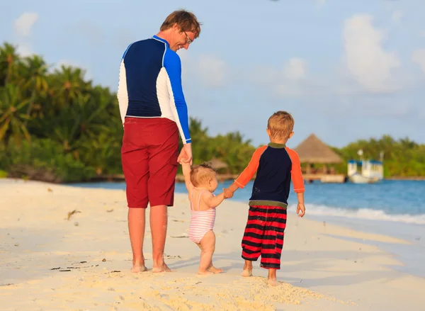 Vader met kinderen lopen op tropische resort — Stockfoto