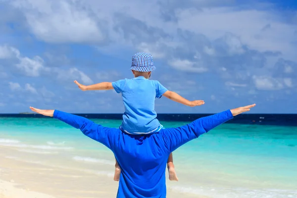 Famiglia felice in vacanza al mare — Foto Stock