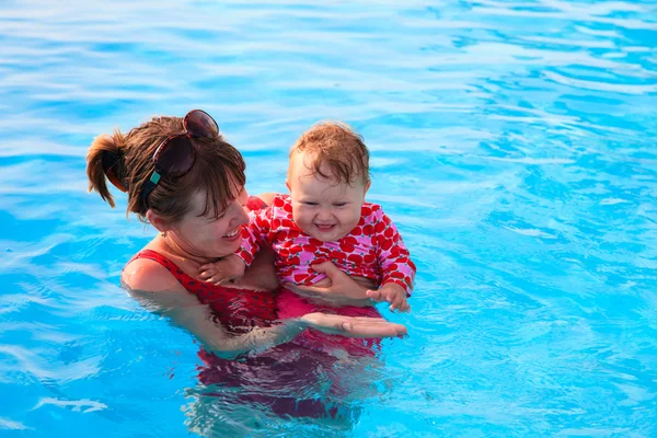 Mãe e filha gostam de nadar em férias — Fotografia de Stock