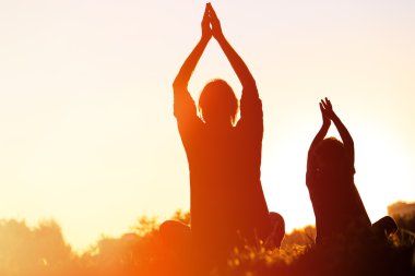 Baba ve oğul günbatımı gökyüzü, yoga yaparken