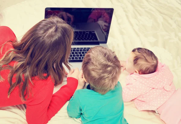 Lehrer und Kinder schauen auf Laptop, frühkindliche Bildung — Stockfoto