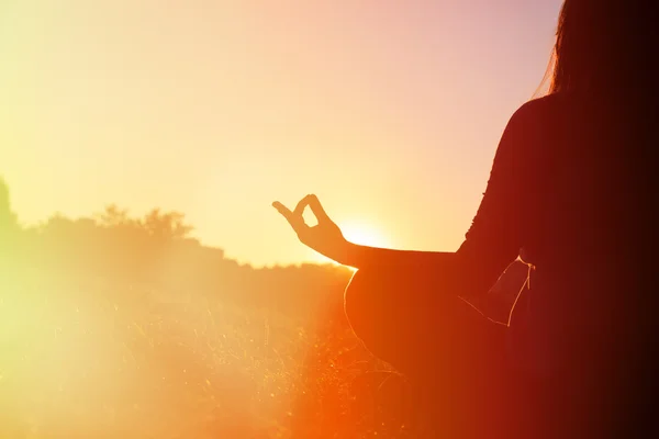 Sérénité et pratique du yoga en automne au coucher du soleil — Photo