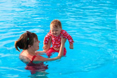 Anne ve küçük kızı tatil yüzmek