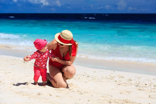 Mother walking with little daughter on the beach — Stock Photo, Image