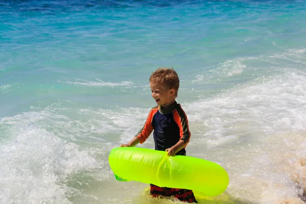 Menino nadando na praia — Fotografia de Stock