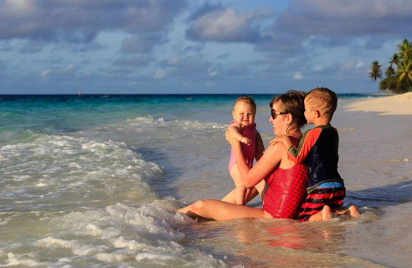 Mãe e filhos em férias no mar — Fotografia de Stock