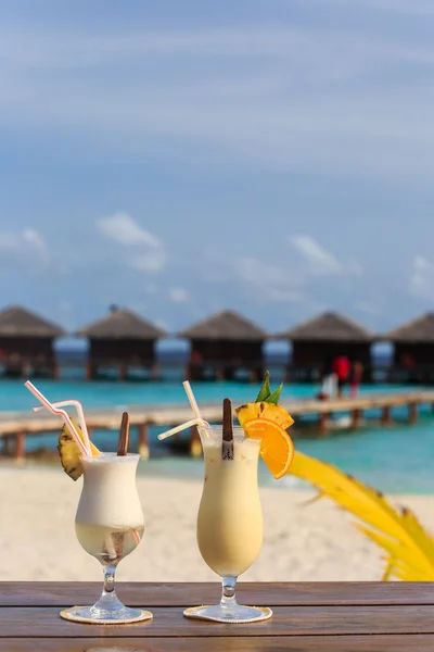 Deux cocktails sur la plage tropicale — Photo