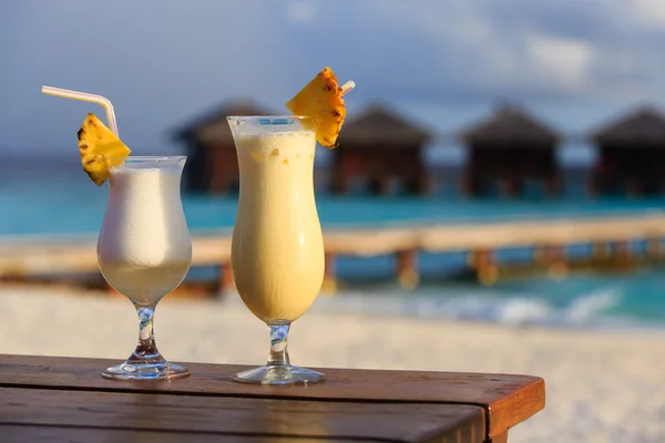 Två drinkar på tropical beach — Stockfoto