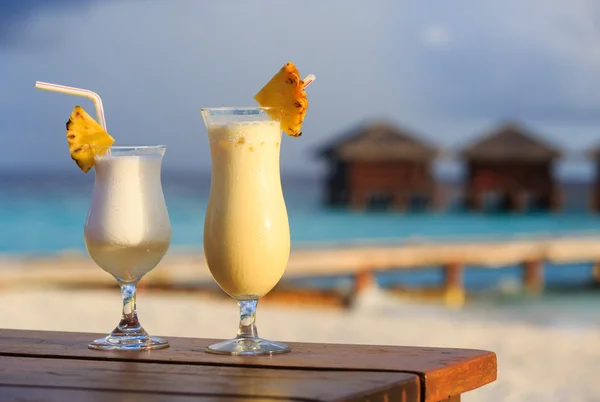 Dois coquetéis na praia tropical — Fotografia de Stock