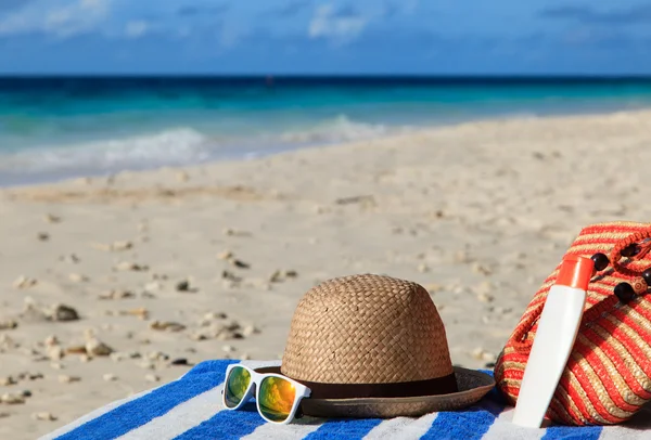 Şapka, çanta, tropik sahilde güneş gözlüğü — Stok fotoğraf