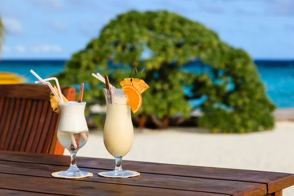 Deux cocktails sur la plage tropicale — Photo