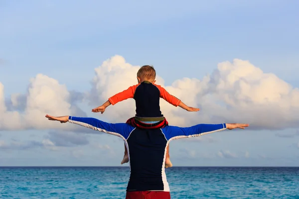 Famiglia felice in vacanza al mare — Foto Stock