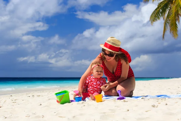 母亲和女儿在热带海滩上玩 — 图库照片