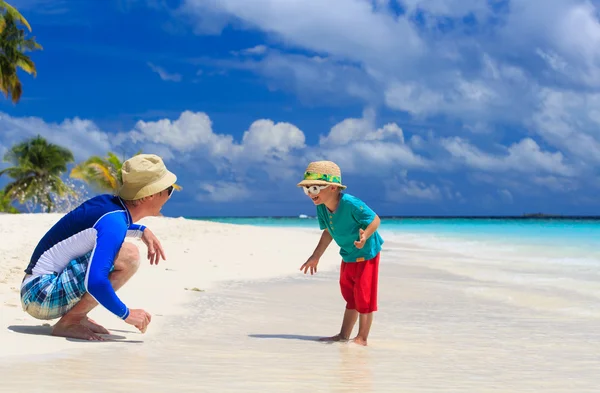 Pai e filho se divertindo nas férias de verão — Fotografia de Stock