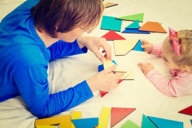 öğretmen ve geometrik şekillerle oynayan çocuk