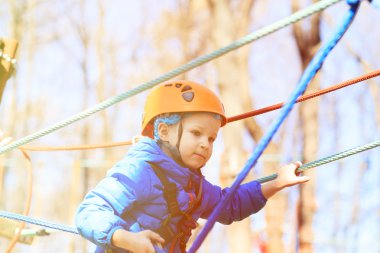 küçük çocuk macera aktivite parkta tırmanma