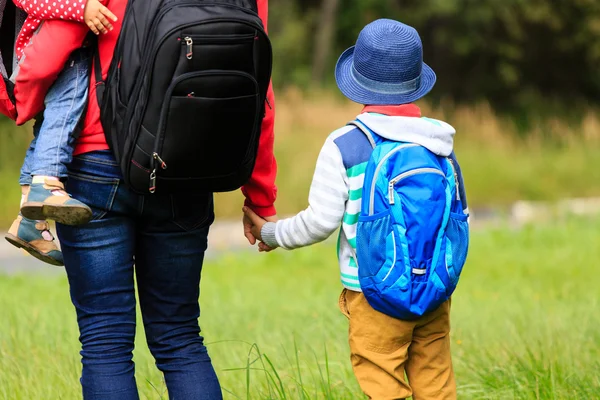 Madre con hijos que van a la escuela o guardería — Foto de Stock