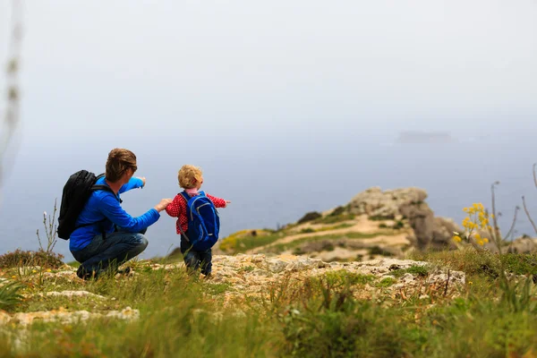 Pai e filha caminhadas nas montanhas — Fotografia de Stock