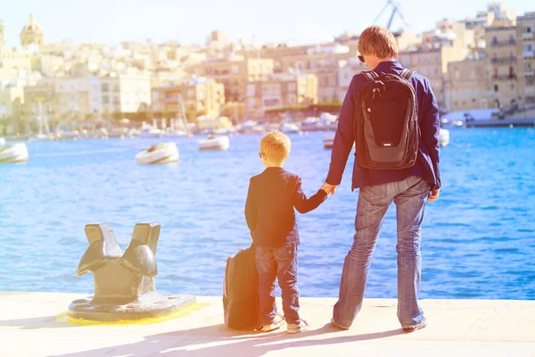 Pai e filho olhando para a cidade de Valetta, Malta — Fotografia de Stock