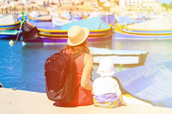 Мать и маленькая дочь смотрят на традиционные лодки на Мальте — стоковое фото