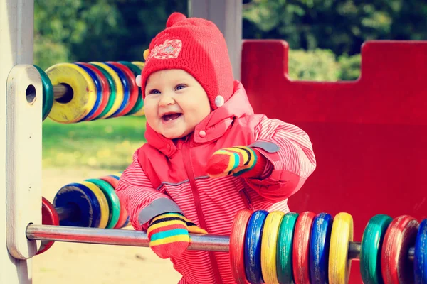 Menina brincando com o ábaco no playground — Fotografia de Stock