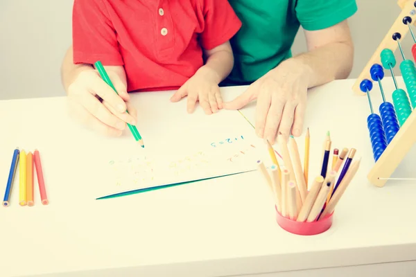 Vader en zoon spelen met abacus — Stockfoto