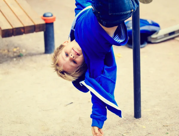 Menino brincando no playground ao ar livre — Fotografia de Stock