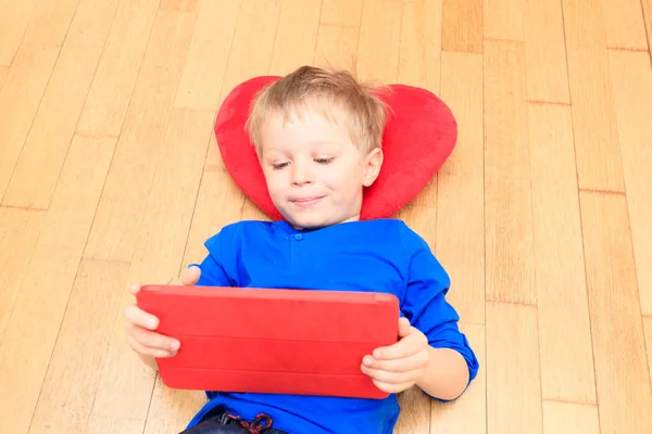 Kleiner Junge schaut auf Touchpad, frühes Lernen — Stockfoto