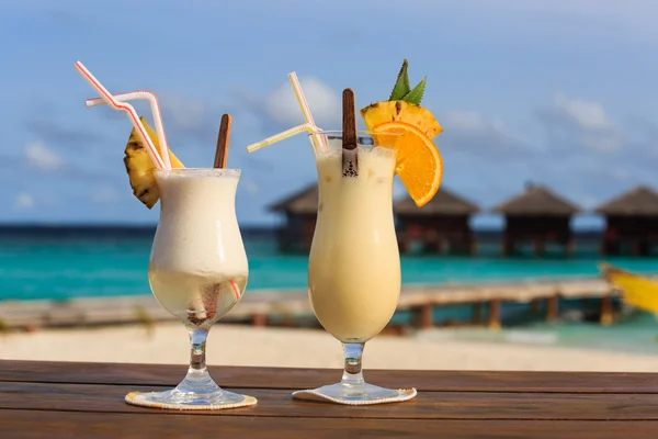 Deux cocktails sur la plage tropicale — Photo