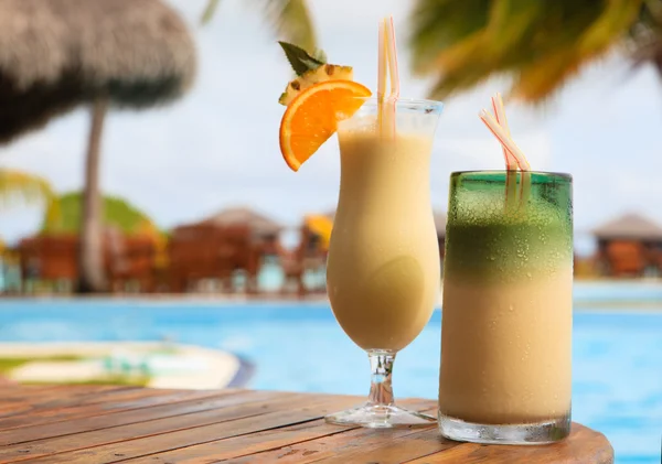 Dois coquetéis na praia tropical — Fotografia de Stock